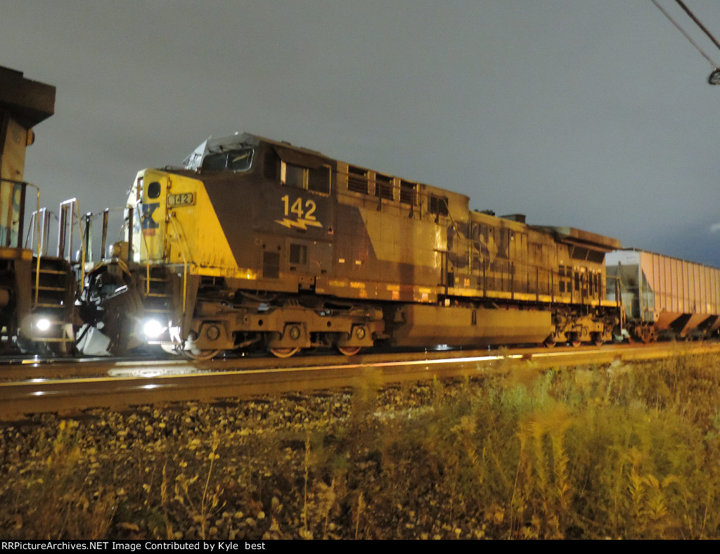 CSX 142 on B760